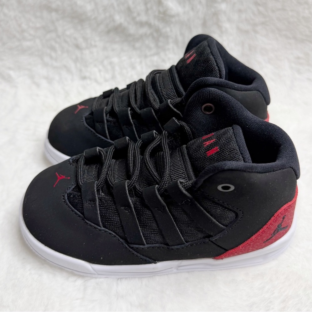 Air Jordan Max Aura Boys Black And Gym Red  Shoes